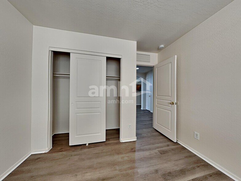 Building Photo - 11210 W Rio Vista Ln