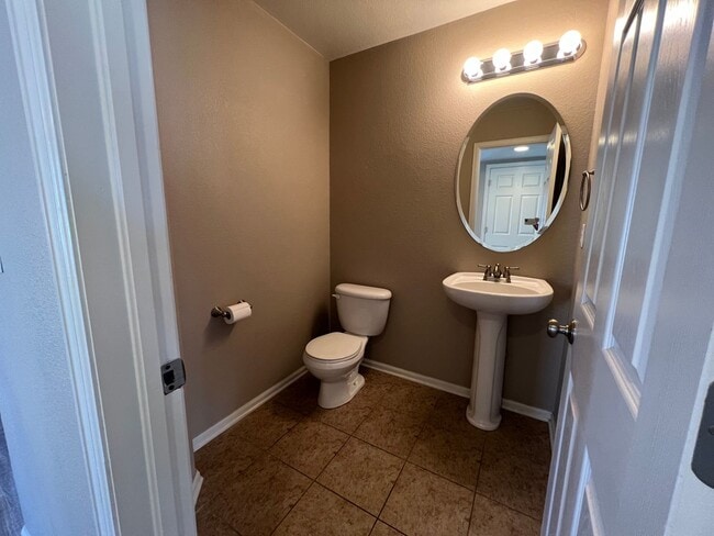 Building Photo - Beautiful 3 Bdrm, 2.5 bath Home in quiet neighborhood