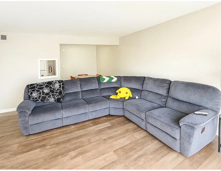 Building Photo - 1870 Tall Oaks Dr