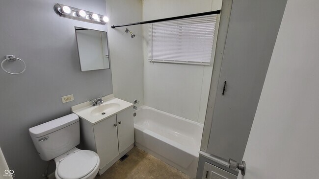 Building Photo - 4940 Leone Dr