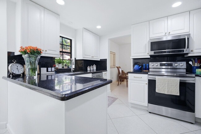 Building Photo - 7798 La Mirada Dr