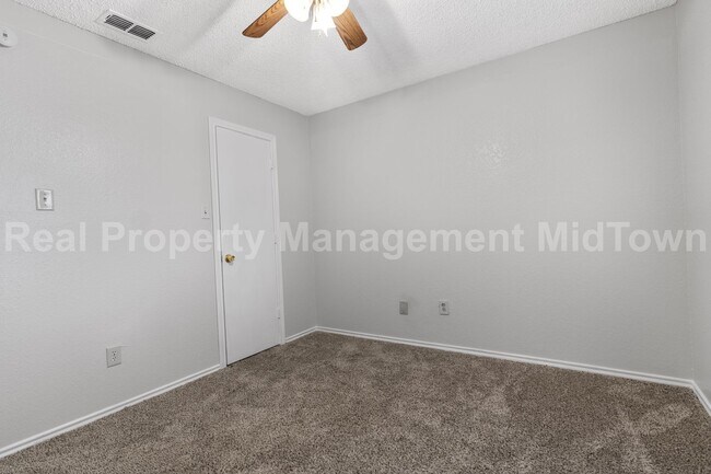 Building Photo - Charming Home in Established Community