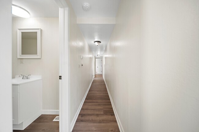Building Photo - 562 Eastwood Dr