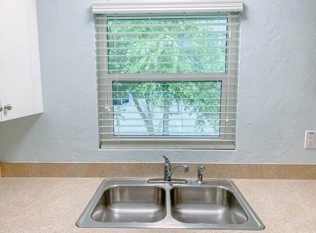 Building Photo - Hottest location, unit available near best beaches and downtown