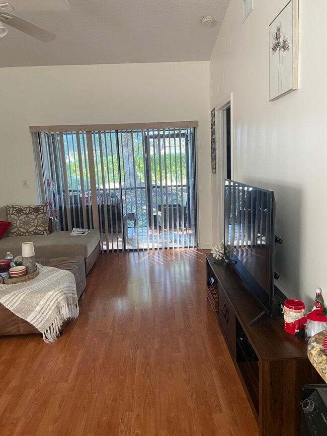 Building Photo - 9641 Riverside Dr