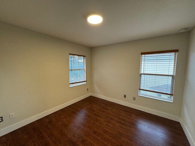 Building Photo - Spacious 4 Bedroom Spring Isle Home AVAILA...