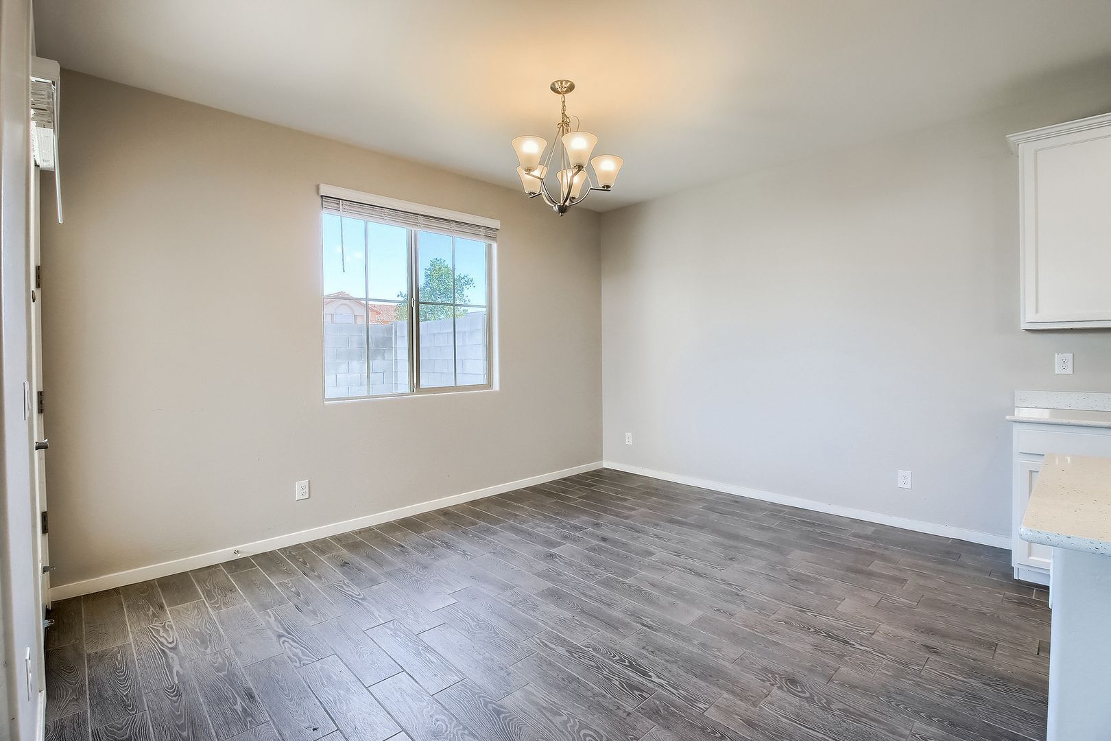 Building Photo - 905 S Canal Dr