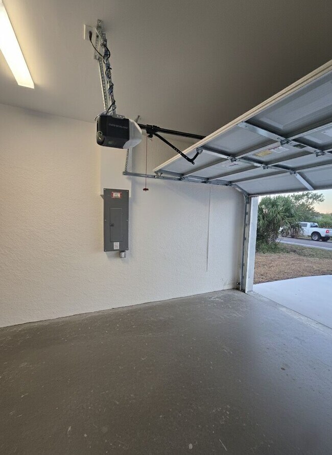 Building Photo - 2/2/1-Great Location- SW Lehigh Acres