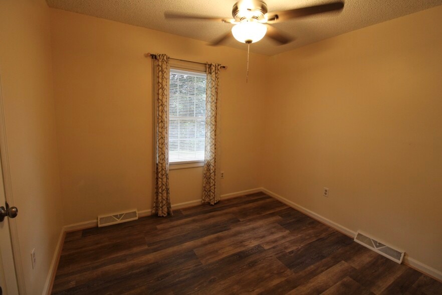 Building Photo - 12 King Arthur Pl