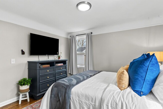 Building Photo - 8254 Mary Ann Ave