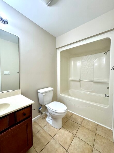 Building Photo - 641 Hampton Way
