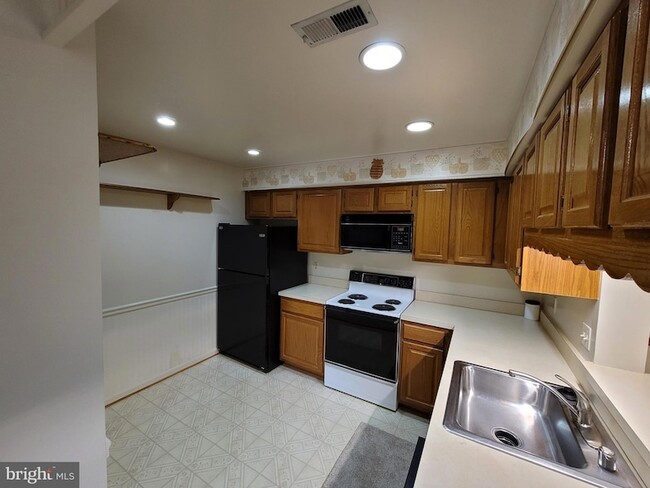 Building Photo - 605 Admiral Dr