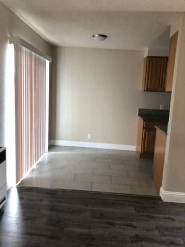 Building Photo - 2 Bedroom 1.5 Bath Split-Level Condo in Ri...