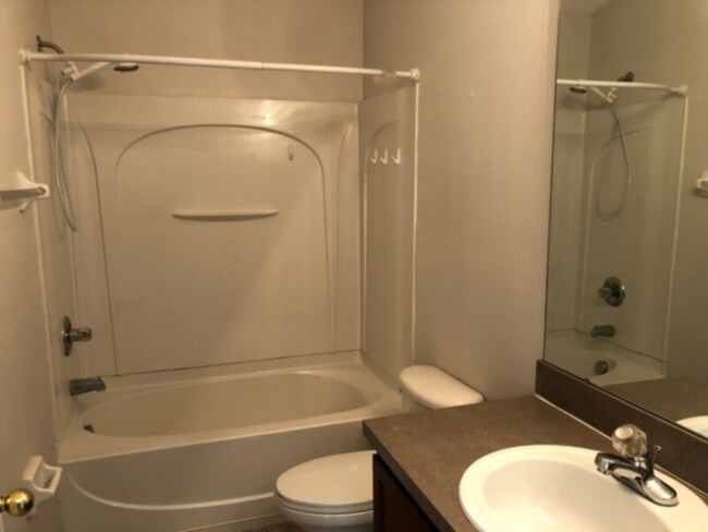 Building Photo - 2 bed 2 bath condo w 1 car garage