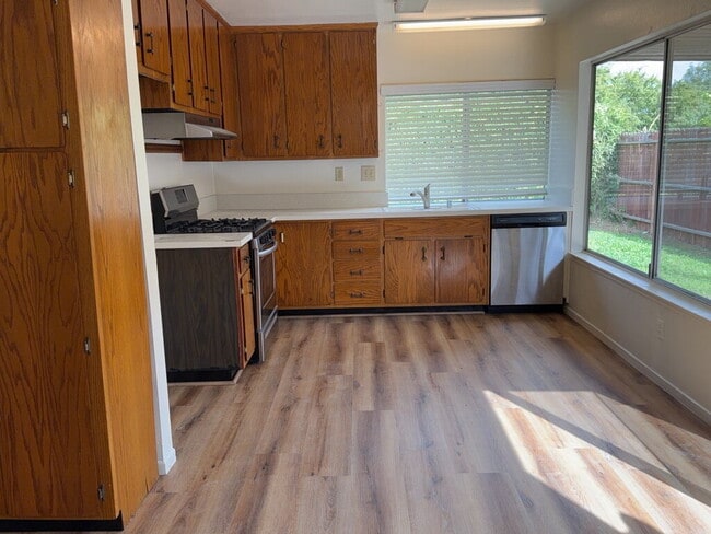 Building Photo - Charming 3-Bed Oasis with 2 Baths on Olymp...