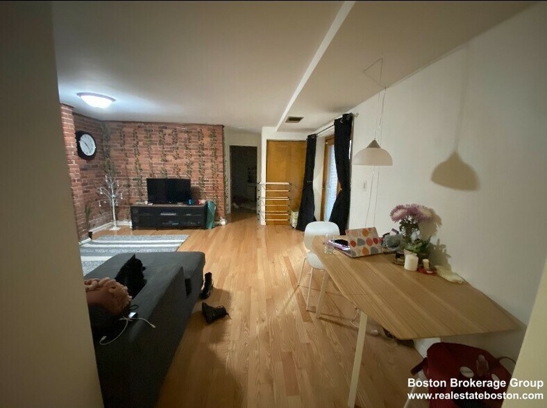 Primary Photo - 103 Gainsborough St