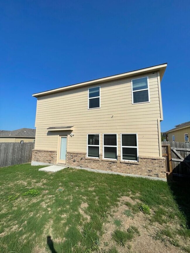 Building Photo - Room to Live & Grow | Modern 4-Bed, 2.5-Bath Home with Fenced Backyard in Saint Hedwig!