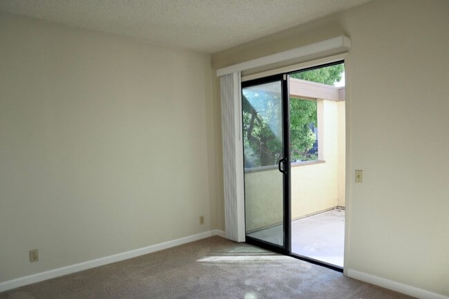 Building Photo - Spacious and bright 3-bedroom townhome-Nor...