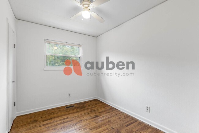 Building Photo - 3 Bedroom Home in St. Elmo! $350 off your first month's rent!