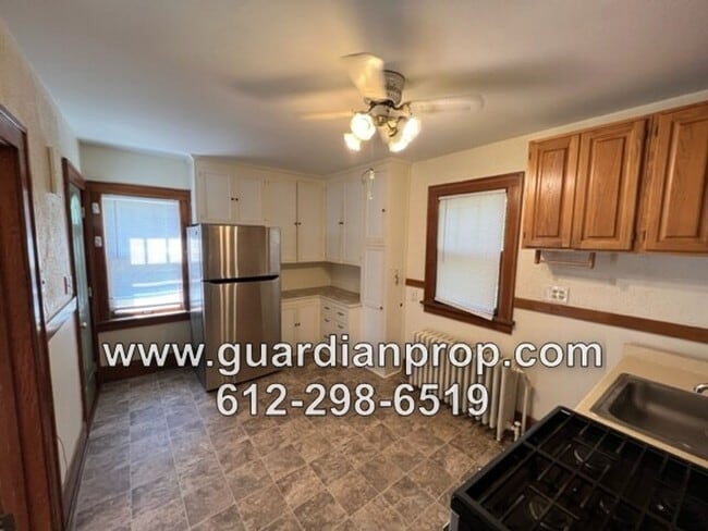 Building Photo - Merriam Park House Available Now, HW Floor...