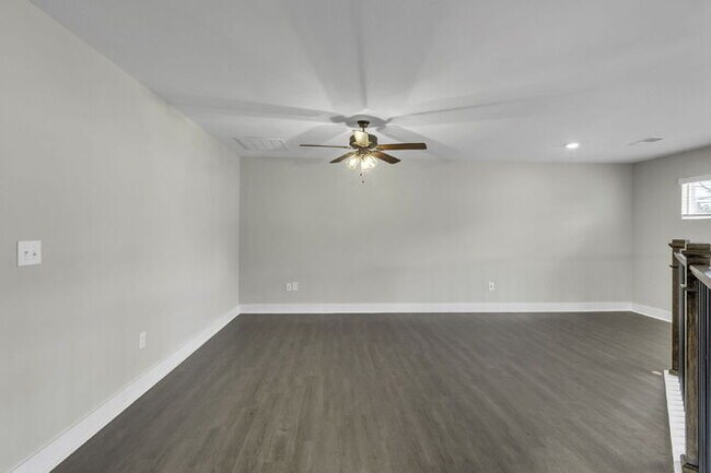 Building Photo - Modern 2BD, 2.5BA Townhouse with Large Loft in Travelers Rest