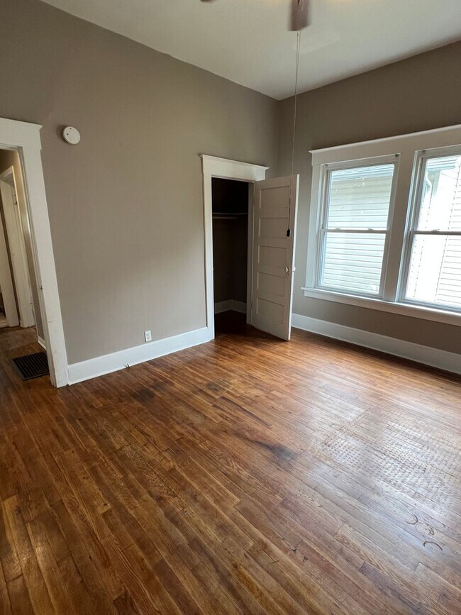 Building Photo - 3 bedroom/1 bathroom house