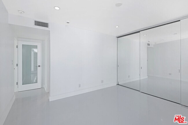 Building Photo - 2419 Ocean Front Walk
