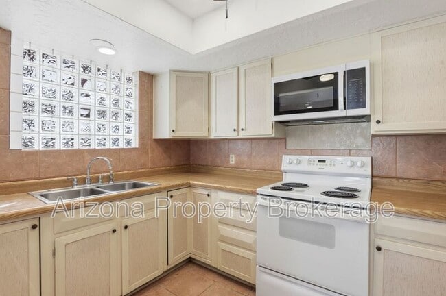 Building Photo - 2192 E Balboa Dr