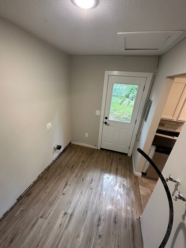 Building Photo - 6253 N Jacksonville Dr