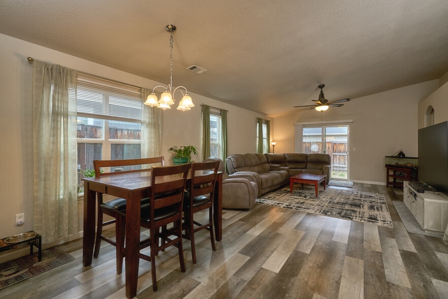 Building Photo - 2507 Agate Meadows