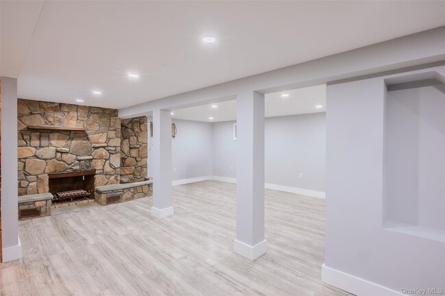 Building Photo - 2100 Beverly Way