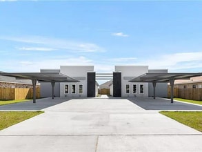 Building Photo - 909 W Mahala Ave