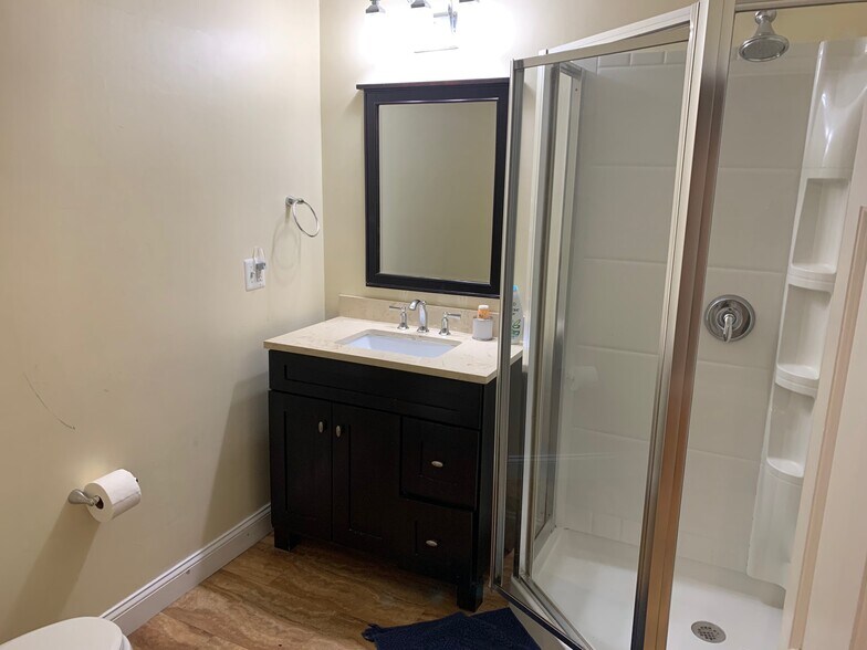 Building Photo - 378 Thames St