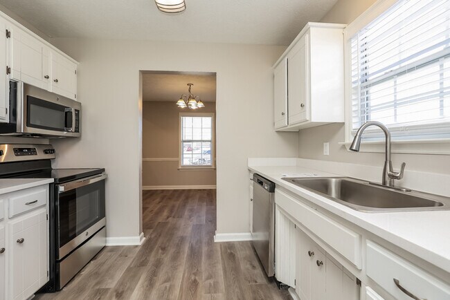 Building Photo - 3-Bedroom Home with Deck in La Vergne