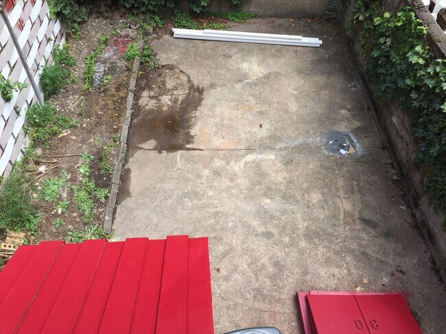 Building Photo - Gorgeous 3 Bedroom Reno in South Side. Ope...