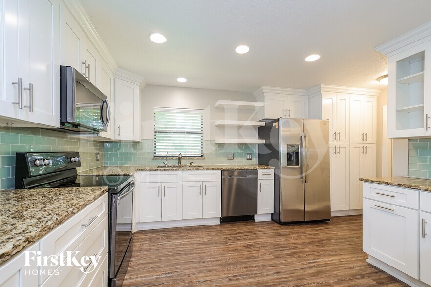 Building Photo - 5305 Lisa Ave