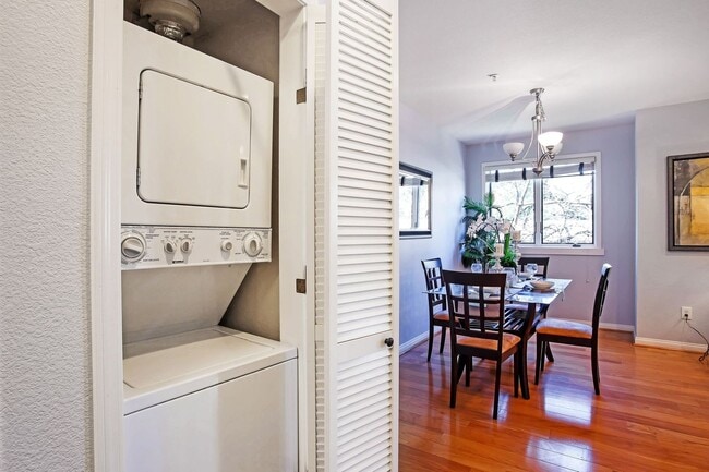 Building Photo - Gorgeous Spacious TownHome in Downtown Mou...