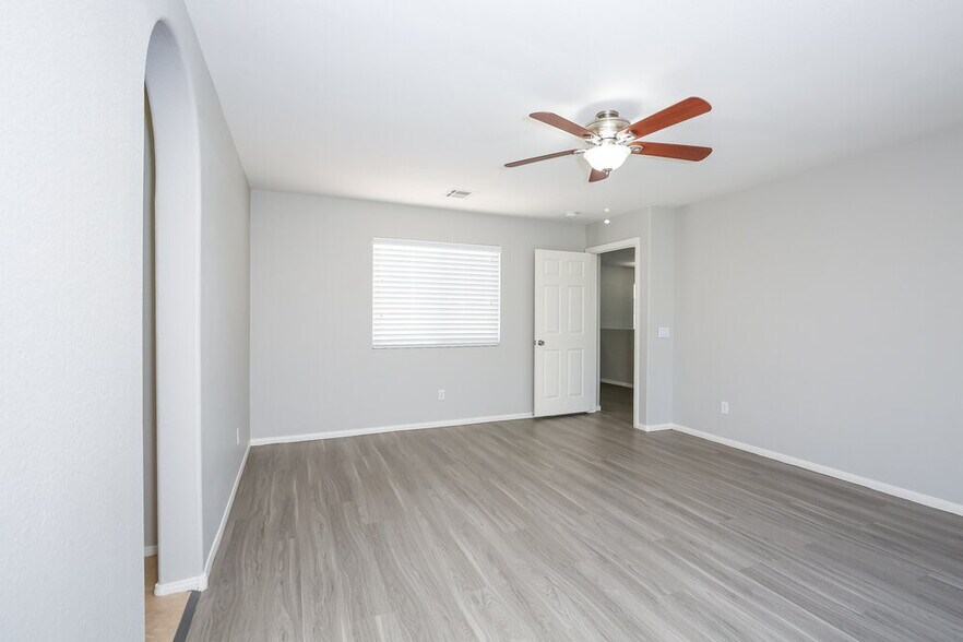 Building Photo - 5320 N Santa Fe Heights St
