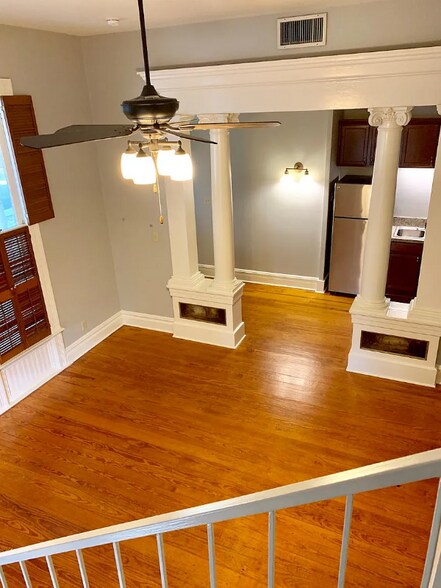 Building Photo - 401 E 10th St