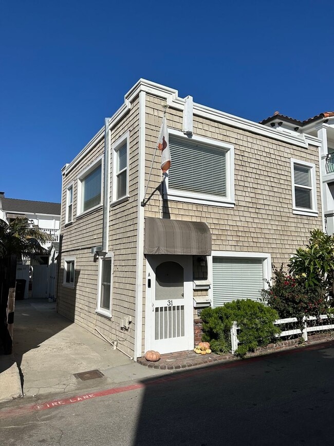 Building Photo - 006th St. Sharp