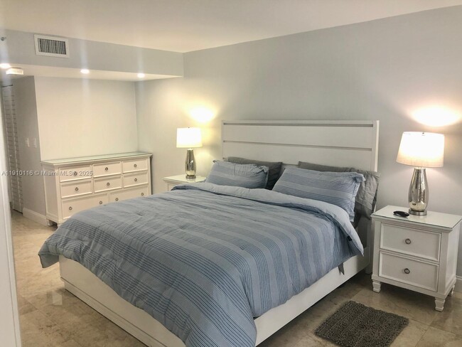 Building Photo - 1717 N Bayshore Dr