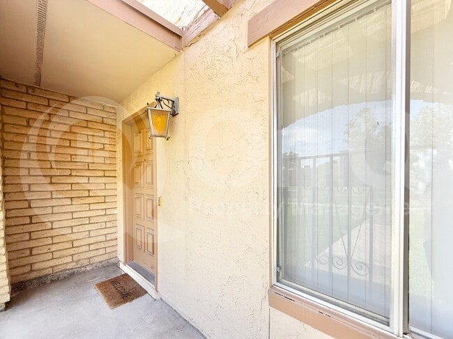 Building Photo - 2113 E Dunbar Dr