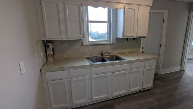 Building Photo - Charming 3-bedroom, 1.5-bathroom house loc...