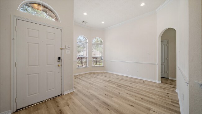 Building Photo - 9219 E Lakeside Dr