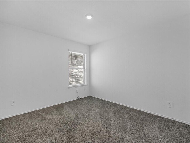 Building Photo - 16821 Short Pnes Dr