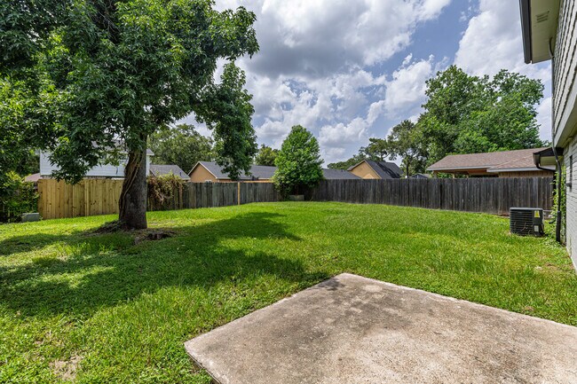 Building Photo - 12223 Kingslake Forest Dr