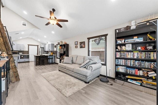 Building Photo - 325 S Bell Dr