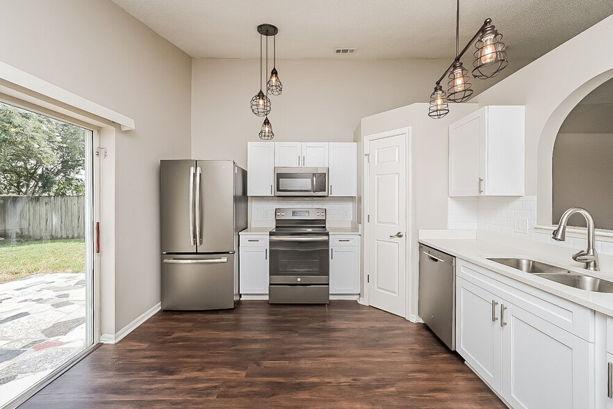 Building Photo - 30615 Double Dr