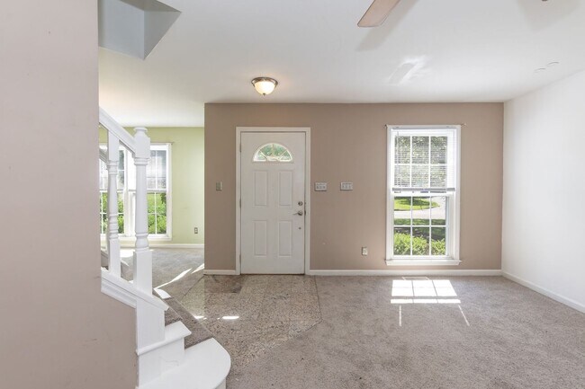 Building Photo - Three Bedroom Home!