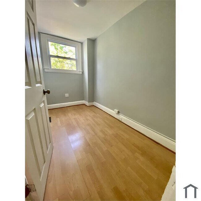 Building Photo - 3 Bedroom Plus Den